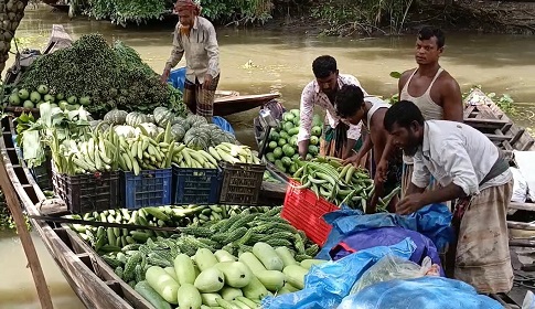 বাগেরহাটে নৌকায় শতবর্ষী সবজির হাট, মৌসুমে বেচাকেনা ৪ কোটি টাকা