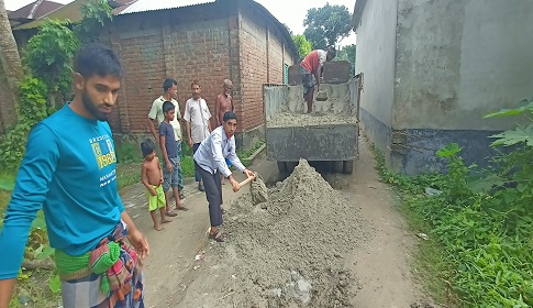 মাগুরায় ব্যক্তিগত অর্থায়নে রাস্তা সংস্কার করলেন বিএনপি নেতা তারিকুল ইসলাম 