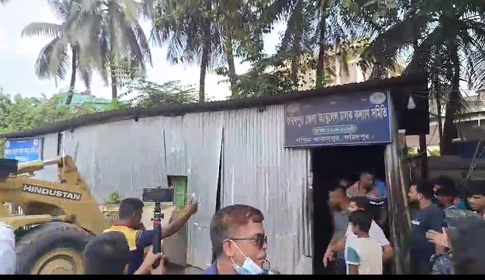 ফরিদপুর মেডিকেল কলেজ হাসপাতাল এলাকায় অবৈধ স্থাপনা উচ্ছেদ