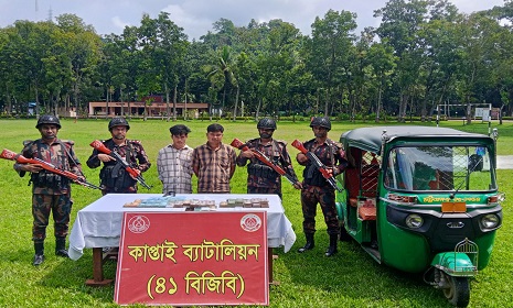 কাপ্তাইয়ে ২৮ লাখ ৪৫ হাজার টাকা উদ্ধার, সিএনজিসহ আটক ২