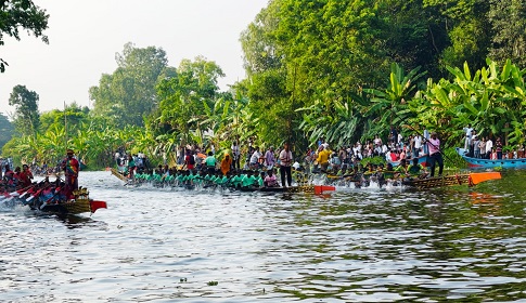 কোটালীপাড়ায় বিশ্বকর্মা পূজা উপলক্ষে আনন্দমুখর নৌকাবাইচ 