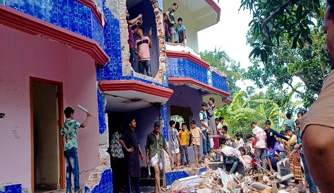 প্রধান অভিযুক্তের বাড়িতে বিক্ষুব্ধ জনতার তাণ্ডব ভাঙচুর 