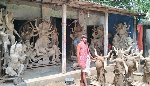 কুড়িগ্রামে প্রতিমা তৈরিতে ব্যস্ত কারিগররা