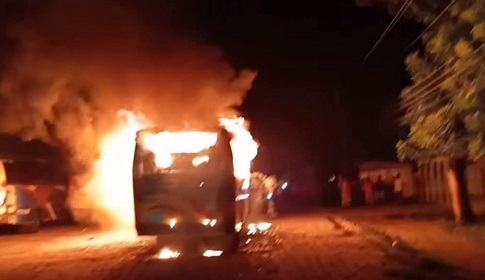 গভীর রাতে পার্কিং করা বাসে আগুন 