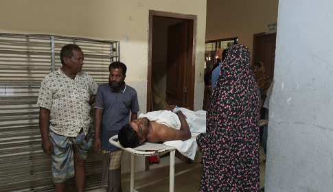 বিল থেকে জাল উঠানোর অনুমতি কে দিয়েছে বলে দুই গ্রাম পুলিশকে মারপিট