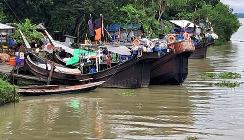 উত্তাল বঙ্গোপসাগর, সুন্দরবনসহ উপকূলে আশ্রয় নিয়েছে শতশত ফিশিং ট্রলার