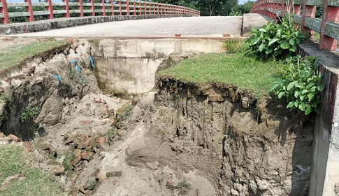 সাড়ে পাঁচ কোটি টাকার সেতুর গাইড ওয়ালে ফাটল, সংযোগ সড়কে বিশাল গর্ত