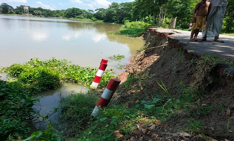 গোপালগঞ্জে শৈলদাহ নদীতে বিলীন হচ্ছে সড়ক