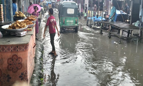 একটু বৃষ্টিতেই পাকুল্লা হাটে জলাবদ্ধতা, দুর্ভোগে পথচারী ও ব্যবসায়ীরা