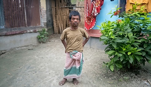 ২০ বছর ধরে বোনের সংসারে নিতাই, দুই মুঠো খাবার আর একটু মমতার আশায় কাটে দিন