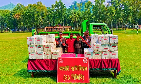কাপ্তাইয়ে বিজিবির অভিযানে অবৈধ সিগারেট ও ডাম্পার ট্রাকসহ আটক ২