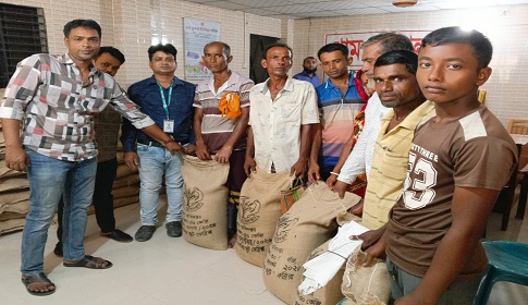 কাশিয়ানীতে ২৩০ জেলে পরিবার পেল ৫ হাজার ৭৫০ কেজি চাল 