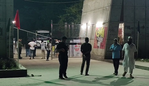 গোবিপ্রবি'র গেটের ভিতরে ও বাইরে দু’টি ককটেল বিস্ফোরণ