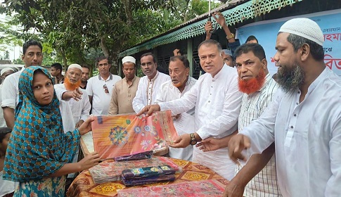 ফুলপুরে দুস্থ ও অসহায়দের মাঝে শাড়ি ও লুঙ্গি বিতরণ 