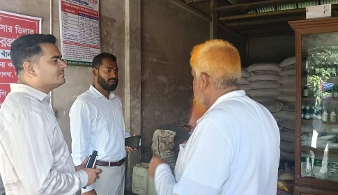 সালথায় বরাদ্দের অর্ধেক সার অন্যত্র বিক্রি করার দায়ে ডিলারকে জরিমানা