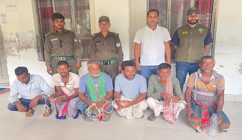 সুন্দরবনে জেলে ছদ্মবেশী ৬ হরিণ শিকারী আটক, ফাঁদ-জাল ও নৌকা জব্দ