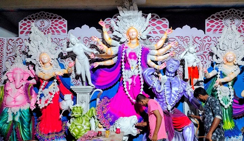 ‎দুর্গা প্রতিমা তৈরিতে ব্যস্ত মৃৎশিল্পীরা, শ্যামনগরে ৭১টি মন্ডপে চলছে পূজার প্রস্তুতি 