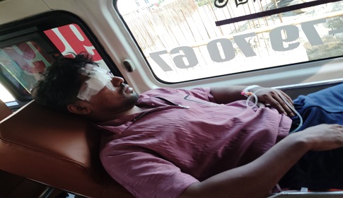 টুঙ্গিপাড়ায় জমি নিয়ে বিরোধ, বাড়িতে ঢুকে প্রবাসীকে কুপিয়ে জখম