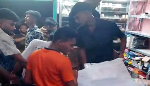 কালিগঞ্জে পাওনা টাকা না দেওয়ায় দোকানের ৬০ লাখ টাকার মালামাল লুট, বাধা দেওয়ায় তিনজনকে পিটিয়ে জখম