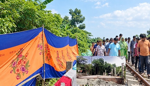 কাশিয়ানীতে ‘পর্দা টাঙিয়ে’ রেলের জমিতে ভবন নির্মাণ