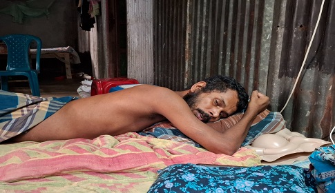 স্বাভাবিক জীবনে ফেরার আকুতি ভ্যানচালক আনোয়ারের