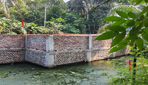কোটালীপাড়ায় সরকারি খাল দখল করে বাড়ি ঘর নির্মাণ