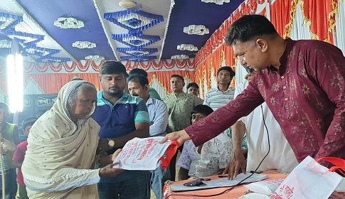 বড়াইগ্রামে ২ শতাধিক হিন্দু বিধবাকে পূজোর শাড়ি উপহার দিলেন বিএনপি নেতা আসাদ