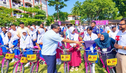 ৫৪৮ ছাত্রীর হাতে বাইসাইকেল দিলেন প্রতিমন্ত্রী মীর শাহে আলম 