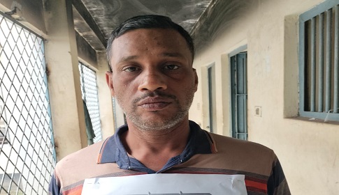 সাতক্ষীরায় আদালত চলাকালিন পুলিশকে লক্ষ্য করে জুতা নিক্ষেপ আসামী রেজাউলের