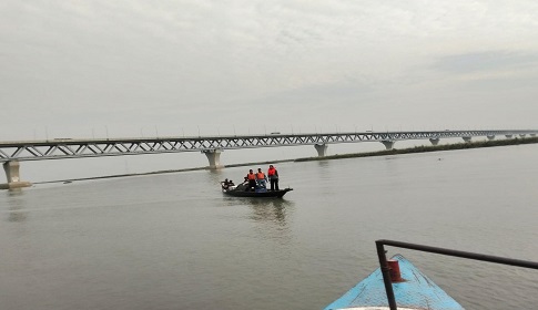 পদ্মা সেতুর ৪ নম্বর পিলারের কাছে ২ পর্যটক নিখোঁজ, ডুবুরি দলের উদ্ধার অভিযান শুরু