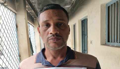 আদালত চলাকালিন পুলিশকে লক্ষ্য করে জুতা নিক্ষেপ, রেজাউলের তিন মাসের কারাদণ্ড