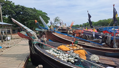 ইলিশ আহরণে নিষেধাজ্ঞা উঠছে আজ, বৈরী আবহাওয়া সাগরযাত্রায় বাঁধা