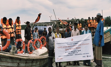 কলাপাড়ায় সমুদ্রগামী ১২০ টি ট্রলারে জীবন সুরক্ষা উপকরণ বিতরণ