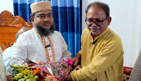 ভোটের লড়াই শেষে জামায়াত প্রার্থীর বাসায় ফুল নিয়ে ফয়সল