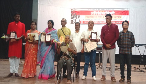 গোপালগঞ্জে ৬ গুণী শিল্পী পেল সম্মাননা 