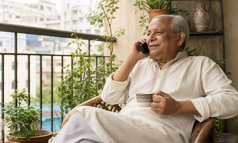 হাতে স্মার্টফোন, কাটছে কি বয়স্কদের নিঃসঙ্গতা?