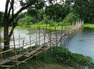 ভাঙা-নড়বড়ে বাঁশের সাঁকো, ঝুঁকিপূর্ণ চলাচল