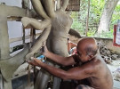 সোনাতলায় শিল্পীর শৈল্পিক কারুকার্যে গড়ে উঠছে দেবী দুর্গা