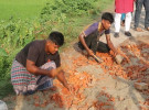স্ব-উদ্যোগে সড়ক সংস্কার, খুশি এলাকাবাসী