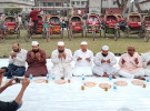 ফরিদপুরে মহানগর যুবদল সভাপতির উদ্যোগে শ্রমজীবীদের মাঝে ইফতার বিতরণ