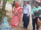 কবরাস্থানের পাশে খোলা আকাশে বাস করা নারীর পাশে ইউএনও