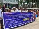 শিল্প রক্ষায় পাঁচ দফা দাবিতে পাবনায় বিড়ি শ্রমিকদের মানববন্ধন