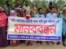 লবণাক্ততার বিরুদ্ধে প্রতিবাদ, টেকসই বেড়িবাঁধ নির্মাণের দাবি