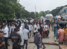 পরীক্ষা কেন্দ্র পরিবর্তনের দাবিতে টুঙ্গিপাড়ায় এইচএসসি পরীক্ষার্থীদের সড়ক অবরোধ