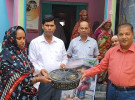 ফরিদপুরে প্রান্তিক খামারিদের মাঝে ব্র্যাকের মুরগির বাচ্চা বিতরণ