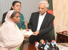 ভাইরাল লাইলী বাউলকে ৩ লাখ টাকা দিলেন সংস্কৃতি মন্ত্রী