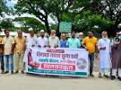 ডিম ভেঙে প্রতিবাদ, ঈশ্বরদীতে খামারিদের সড়ক অবরোধ