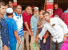 পানিবন্দি ২০০ পরিবারে মামুন এমপির ত্রাণ সহায়তা
