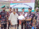 নীলডুমুর ১৭ বিজিবির উদ্যোগে অসহায়, দুস্থ ও মাঝে বন্যার্তদের মাঝে খাদ্যসামগ্রী বিতরণ