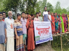 শ্যামনগরে মাদার নদীর বাঁশের সাঁকোতে জীবনের ঝুঁকি, সেতুর দাবিতে মানববন্ধন